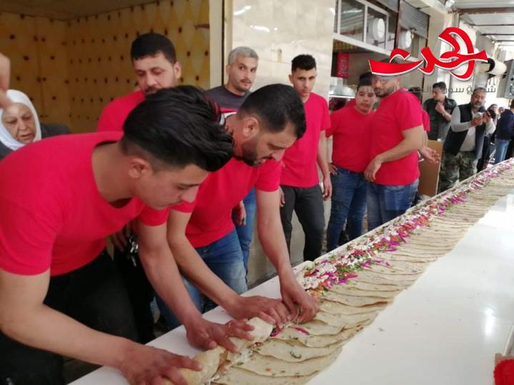 أكبر سندويشة فلافل  في درعا بطول 10 امتار