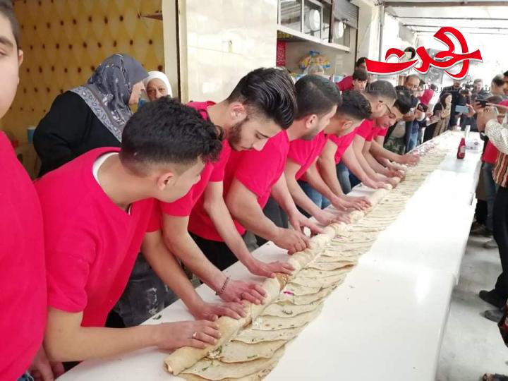 أكبر سندويشة فلافل  في درعا بطول 10 امتار