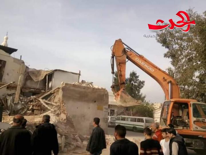 اصابة طفل رضيع في انهيار مبنى عربي قديم في الميدان