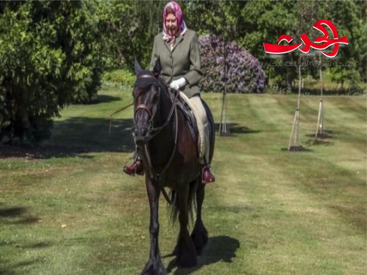 لأول مرة بعد جائحة كورونا.. الملكة اليزابيت خارج قصرها