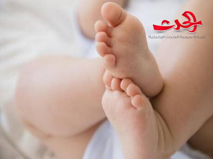 سيدة تنجب توأما بفارق عمر بينهما عشر سنوات