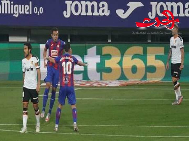 لاعب فالنسيا يسجل هدفا "بغرابة" في مرماه