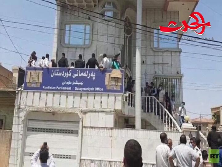 متظاهرون في العراق يقتحمون مكتب البرلمان بسبب تأخر الرواتب 