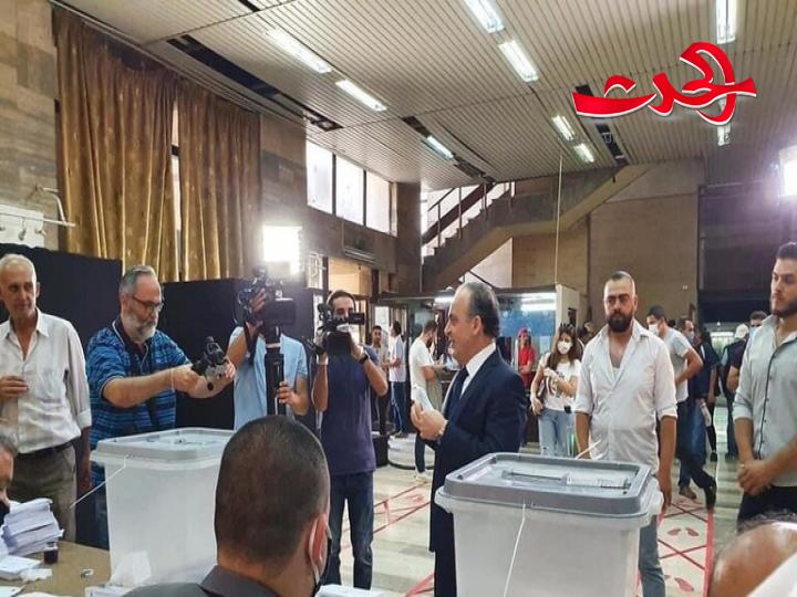 رئيس الوزراء المُقال عماد خميس يصل بسيارته الفارهة للادلاء بصوته بالعملية الانتخابية في المركز الانتخابي بوزارة الاعلام