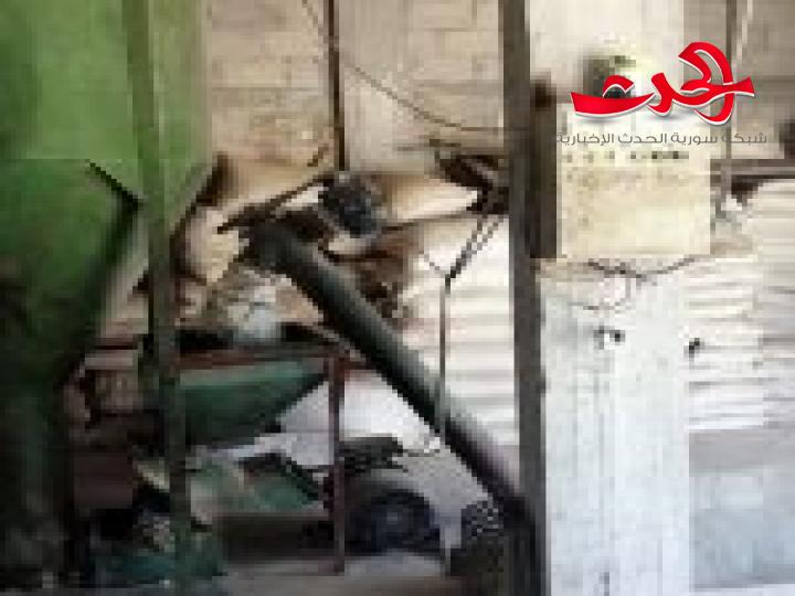 ضبط كميات من القمح في مركز تجهيز خلطات علفية بريف حمص