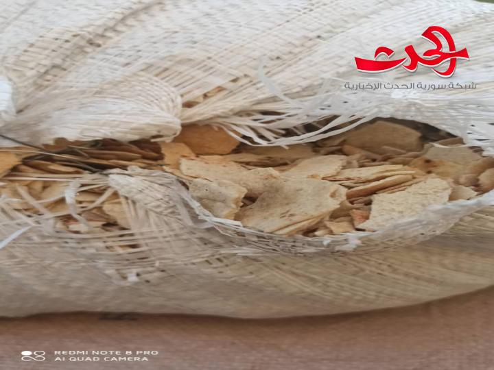 عناصر الرقابة بريف دمشق تضبط طنين من الخبز العلفي للاتجار بها 