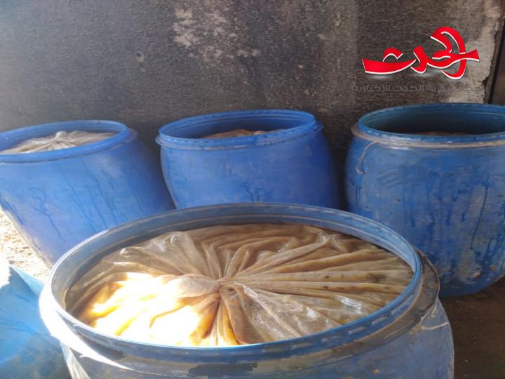 عناصر حماية المستهلك بريف دمشق تضبط مواد فاسدة في أربعة معامل لصناعة الأغذية في مناطق عقربا وسبينة و حلا