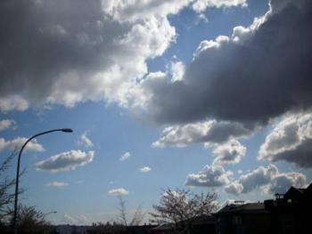 الجو غائم ماطر في أغلب المناطق وهطولات ثلجية على 1100 متر