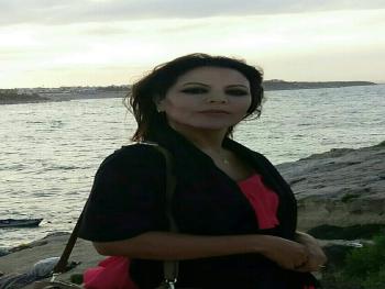 أقشر وجهي بقلم الشاعرة إيمان الفالح