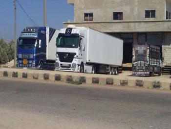 حوّلوا سياراتهم إلى مستودعات للعلف أصحاب شاحنات النقل المبرّد في درعا يطالبون بتخفيض الرسوم