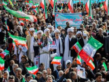 حشود جماهيرية إيرانية بذكرى انتصار الثورة