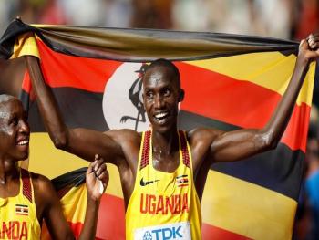 عداء أوغندي يحطم الرقم القياسي في سباق الـ 5 كيلو متر