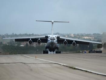 طائرات عسكرية روسية تصل إلى سوريا عبر تركيا