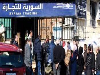 تزايد أعداد المواطنين أمام السورية للتجارة.. والدير يبرر أسباب عدم حصولهم على مادة الزيت 