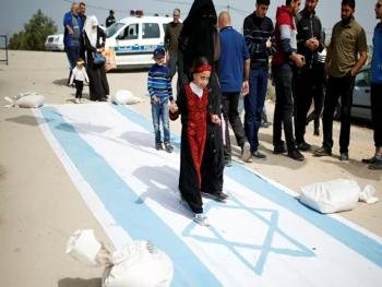 شاهد ماذا يفعل العلم الاسرائيلي في شوارع بغداد في يوم القدس العالمي