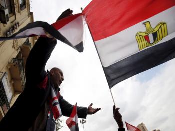 مطرب شعبي مصري يستغيث لمساعدة امه المصابة بالكورونا