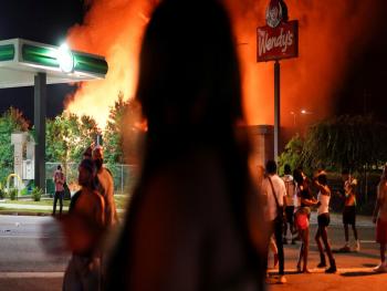 محتجون أمريكان يحرقون مطعما قتل عنده شاب أسود بنيران الشرطة