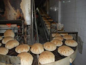 تأمين الخبز لطلاب السكن الجامعي في حمص عبر منفذ “السورية للتجارة”