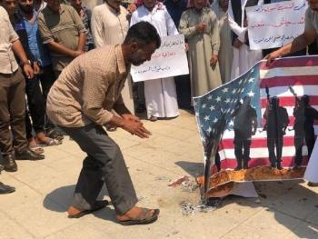 أهالي «ذبانة» بريف القامشلي ينتفضون ضد الاحتلال ويحرقون العلم الأميركي