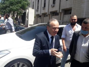 رئيس الوزراء المُقال عماد خميس يصل بسيارته الفارهة للادلاء بصوته بالعملية الانتخابية في المركز الانتخابي بوزارة الاعلام