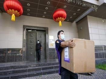 موظفو القنصلية الامريكية في شينغدو يحزمون الأمتعة للرحيل 