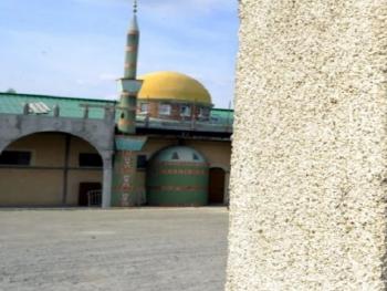 رسوم مسيئة على أحد المساجد في فرنسا.. المسلمون غاضبون ووزير الداخلية الفرنسي يندد
