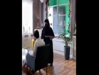 سعوديون يثيرون جدلا حول فيديو لعمل نساء كنادلات في المطاعم