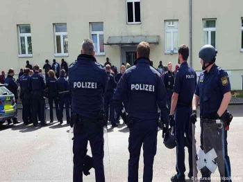 فيديو في المانيا يثير الجدل يذكر بحادثة جورج فلويد.. والشرطة تستنفر
