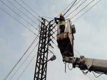 إعادة التيار الكهربائي إلى الأحياء الشمالية الشرقية في القامشلي بعد إنهاء أعمال الصيانة
