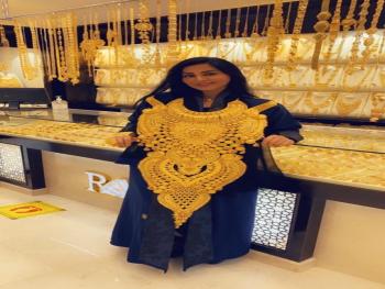 فنانة سعودية تثير جدلا على مواقع التواصل الاجتماعي بطوق ذهب "رعد الشمال" 