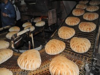 مدير “السورية للمخابز”: تعديل وزن ربطة الخبز لإلزام المخابز الخاصة بالإنتاج الحقيقي ومنع تهريب الطحين