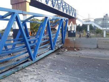سقوط جسر مشاة في اللاذقية.. والسبب شاحنة