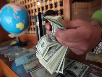 البنك المركزي العراقي: وزارة المالية مسؤولة عن تخفيض سعر صرف الدينار