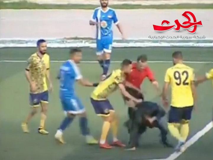 بالفيديو.. مشجع يعتدي على الحكم في مباراة جبلة والحرجلة