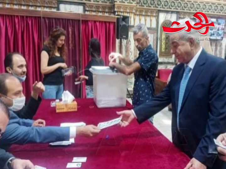 المرشح الرئاسي عبدالله سلوم عبدالله يدلي بصوته في الانتخابات الرئاسية في مركز مجلس الشعب