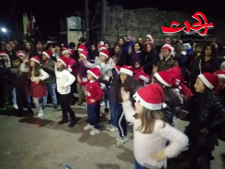 إضاءة شجرة الميلاد في بلدة تبنة بريف درعا