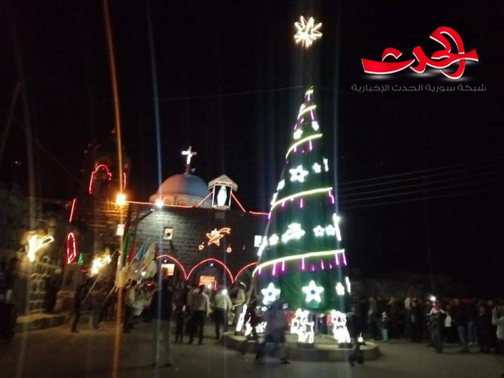 إضاءة شجرة الميلاد في بلدة تبنة بريف درعا