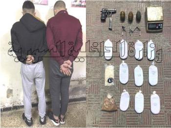 القبض على شخصين و مصادرة (2) كغ من مادة الحشيش المخدر وقنابل تستخدم في ترويع الأهالي