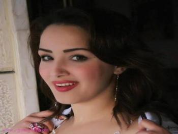 رشا إبراهيم نجوت من المـ.وت 3 مرات..ولا يوجد لي أصدقاء بالوسط!!