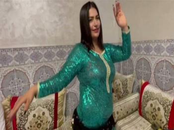 راقصة عربية يثير ضجة على مواقع التواصل.. والسبب!