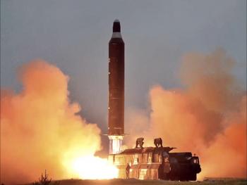 كوريا الشمالية تطلق صواريخ من قطار