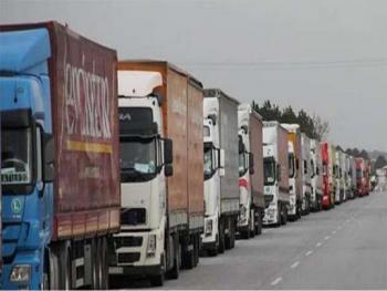 نحو 60 سيارة محملة بالبضائع السورية تخرج يومياً عبر معبر نصيب