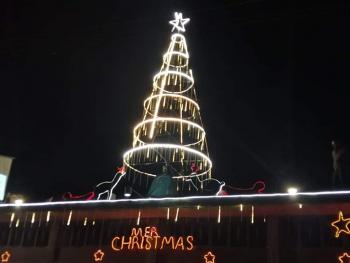 إضاءة شجرة الميلاد بحضور مئات المحتفلين في ازرع