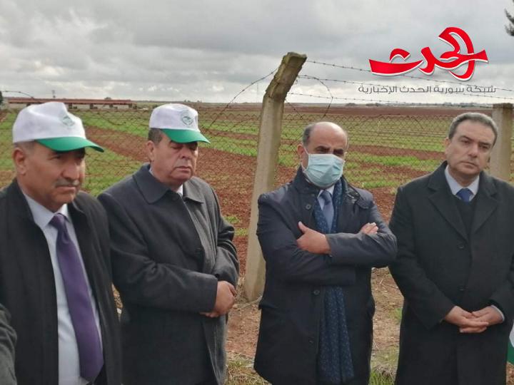 وزير الزراعة الفلسطيني يزوز محطة بحوث ازرع
