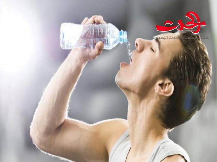 ماذا يحدث لجسمك عند شرب الماء واقفاً؟