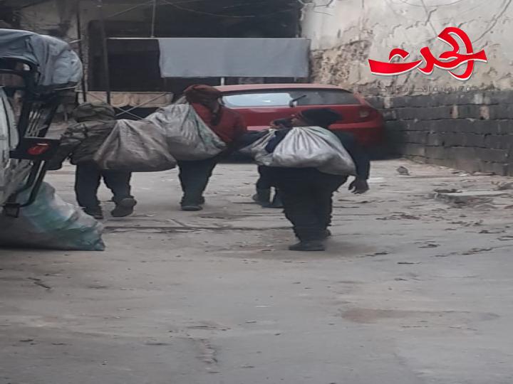 حاويات القمامة مناجم ذهب الفقراء.. الشؤون الاجتماعية لسورية الحدث الأطفال النباشون ليسوا بمتسولين..!