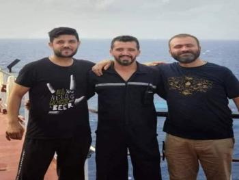 3 بحارة سوريين ينقذون 50 مهاجراً بالقرب من إيطاليا
