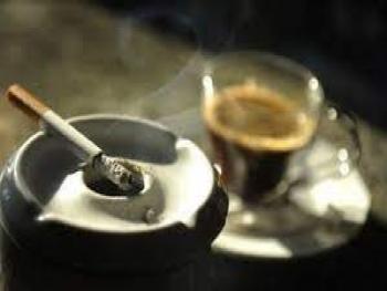 باحثون يكشفون الرابط بين القهوة والتدخين!