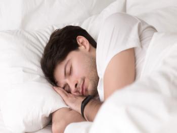 دراسة حديثة: النوم في هذا التوقيت يقي من مرص الزهايمر