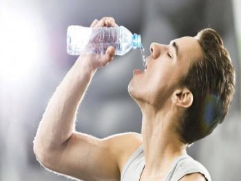 ماذا يحدث لجسمك عند شرب الماء واقفاً؟